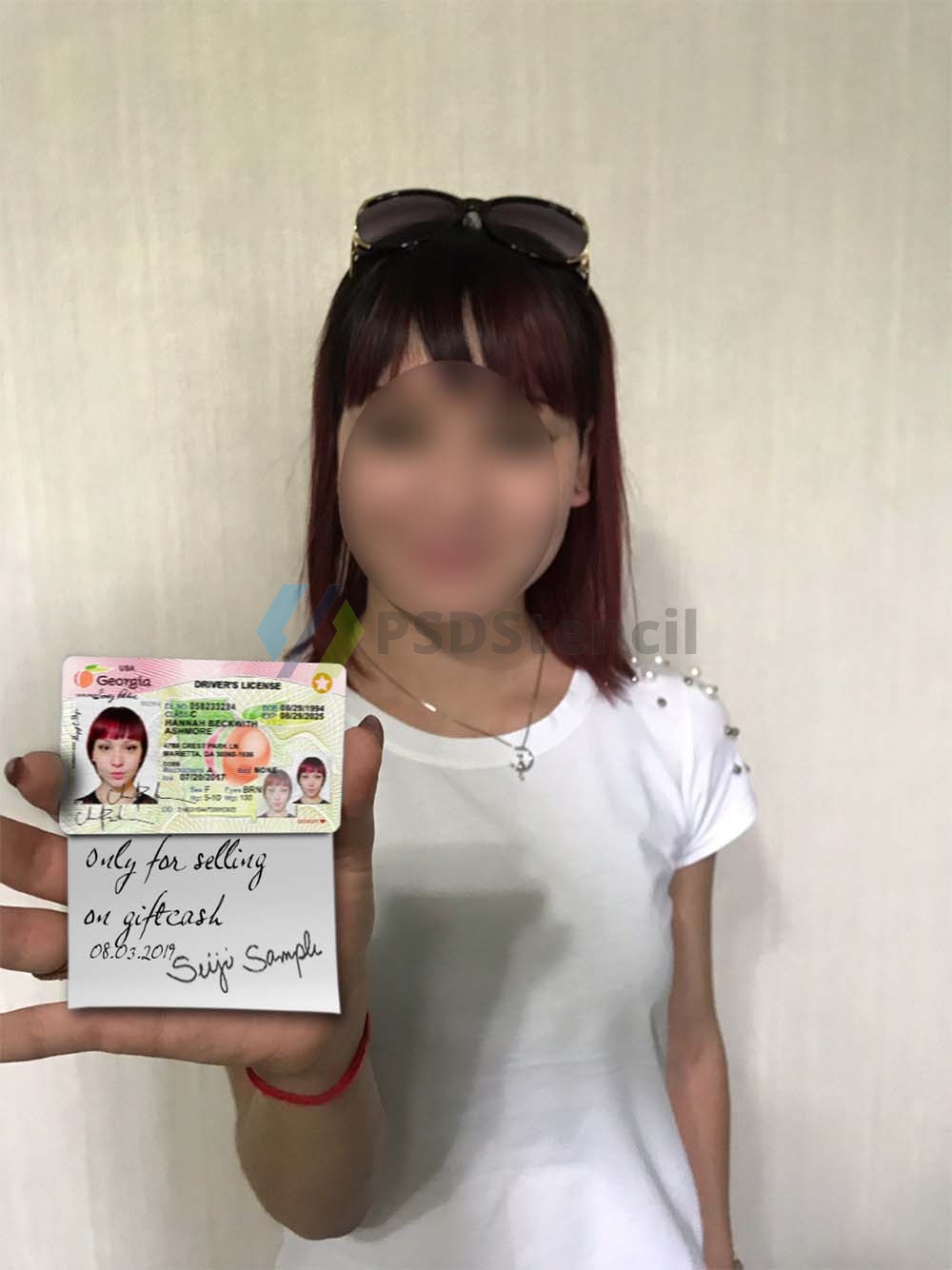 Girl Selfie With Card & Paper年轻女孩手持卡和纸照片PS/PSD模板-九流网络