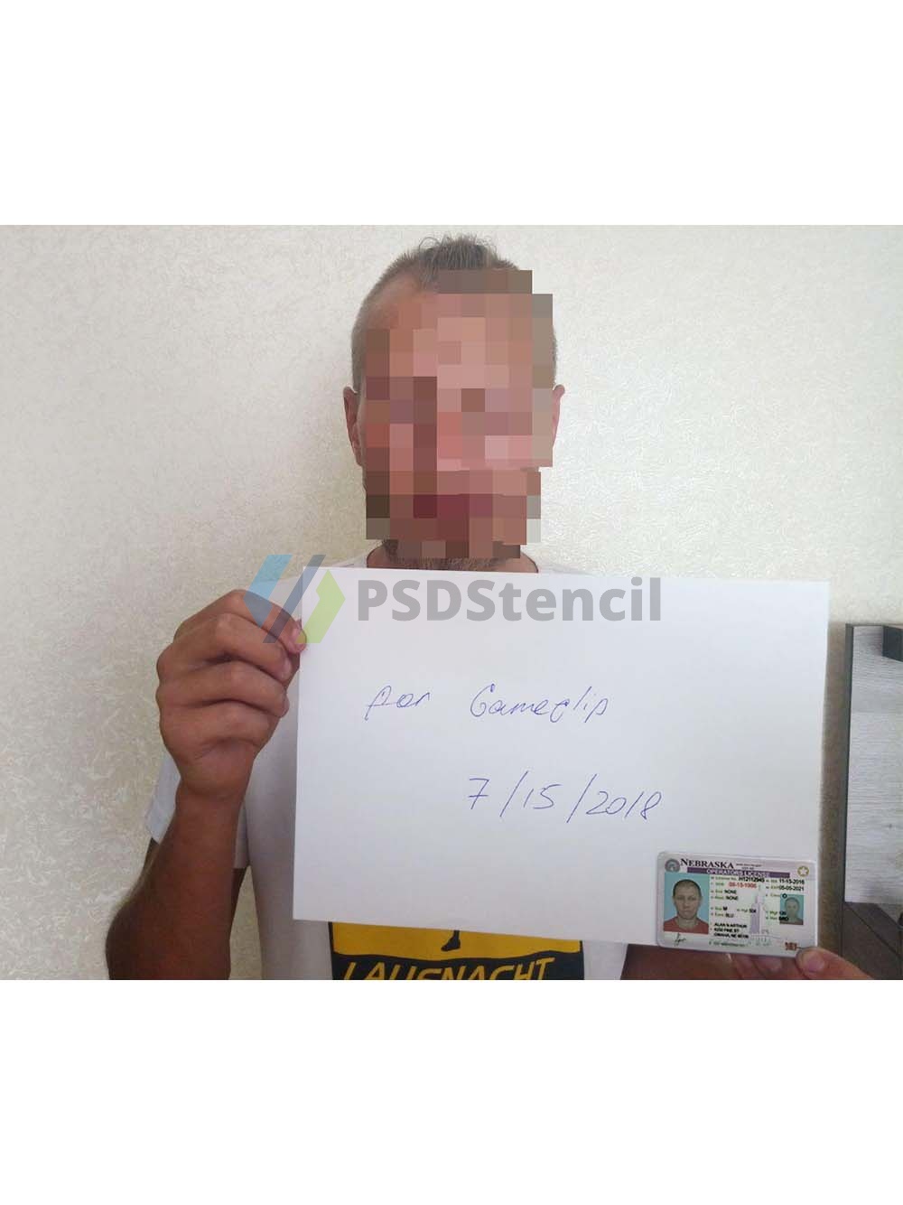Man Selfie With Card & Paper中年大叔手持A4纸和卡PS/PSD模板-九流网络