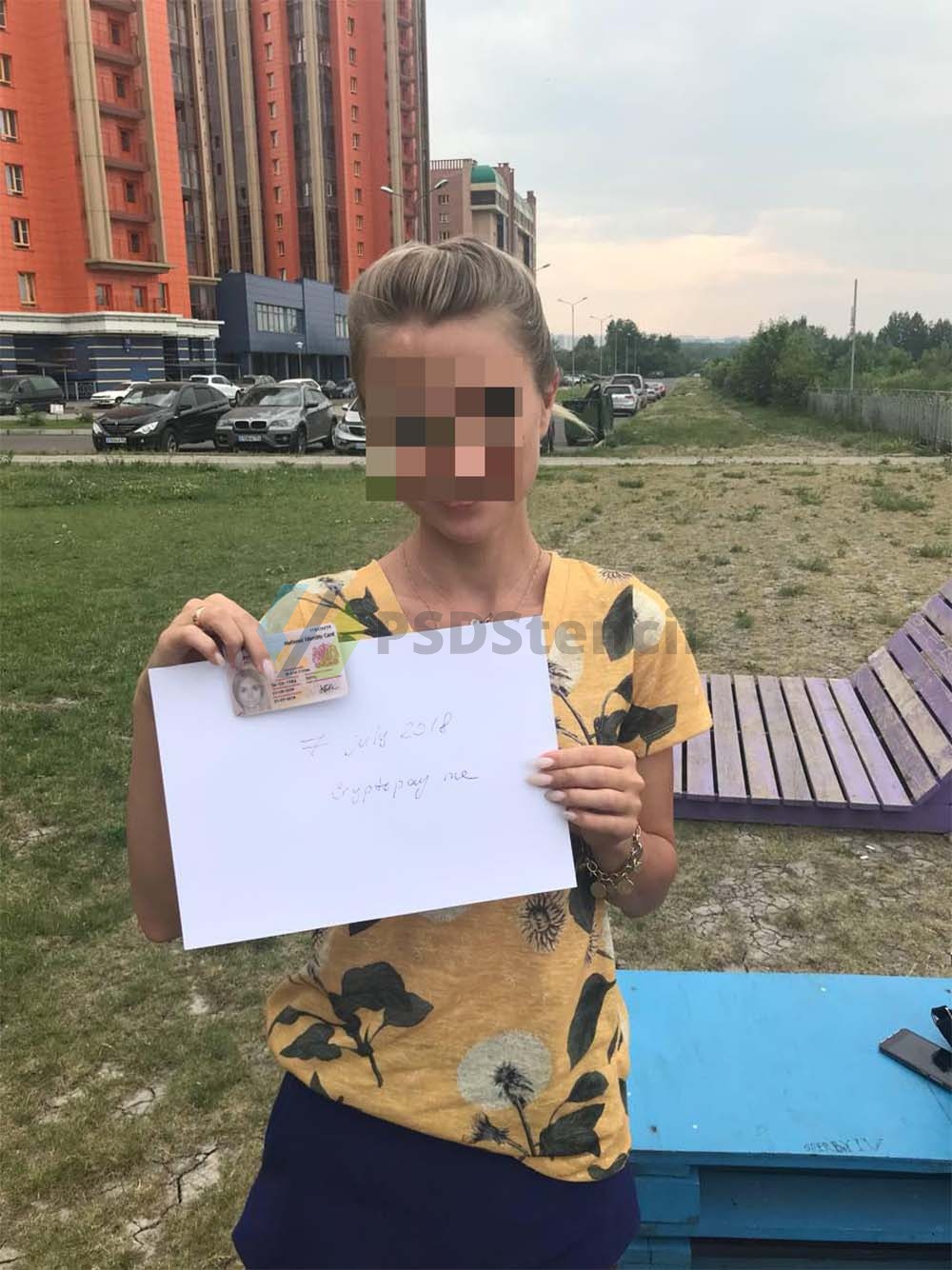 Woman Selfie With Card & Papaer中年妇女手持卡和A4纸照片PS/PSD模板-九流网络